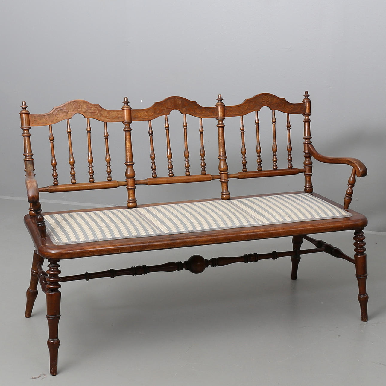 PINNSOFFA av nyrenässansmodell 1800/1900-tal.