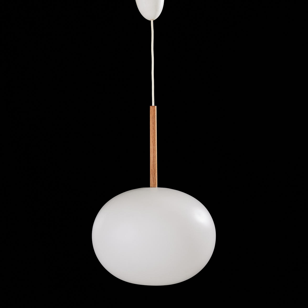 DECKENLEUCHTE, Luxus, Vittsjö, weiße Tasse mit Eichenstreben, markiert.