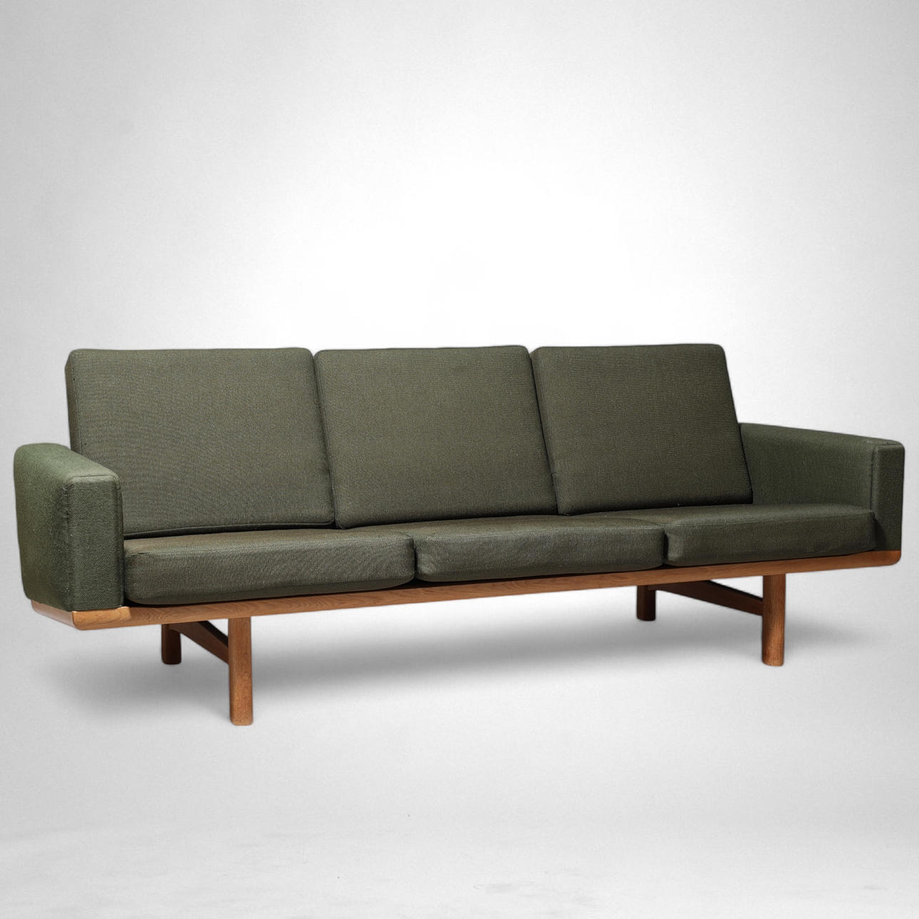HANS J WEGNER. GETAMA SOFA, Getama, Danmark, model GE-236, 1900 tallets sidste halvdel.
