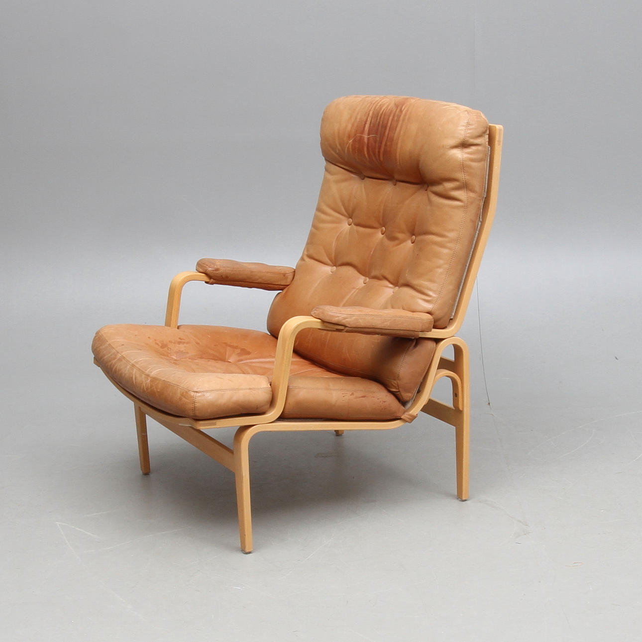 KARMSTOL, "Ingrid Hög", Bruno Mathsson, Dux, brännmärkt.