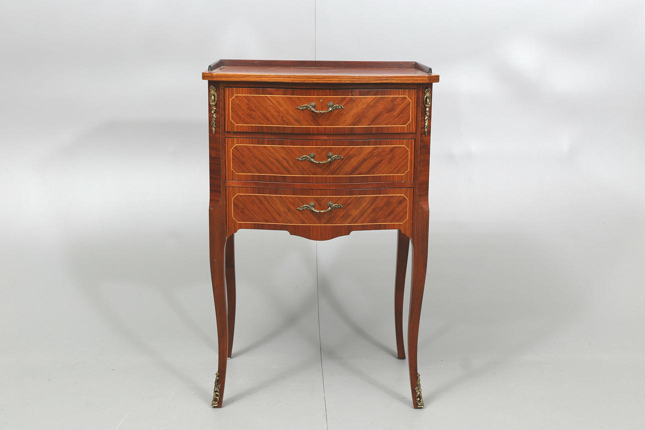 BYRÅ, olika träslag, 3 lådor, 1900-talets andra hälft.