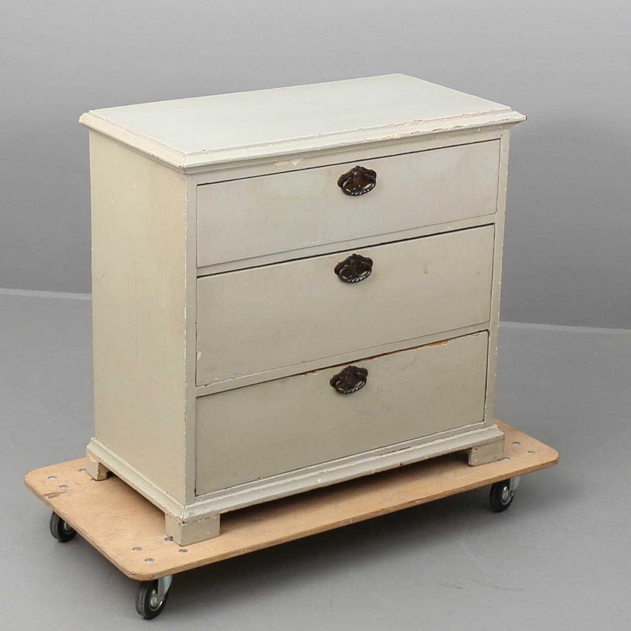 BYRÅ i bemålad furu, 1800/1900-tal.