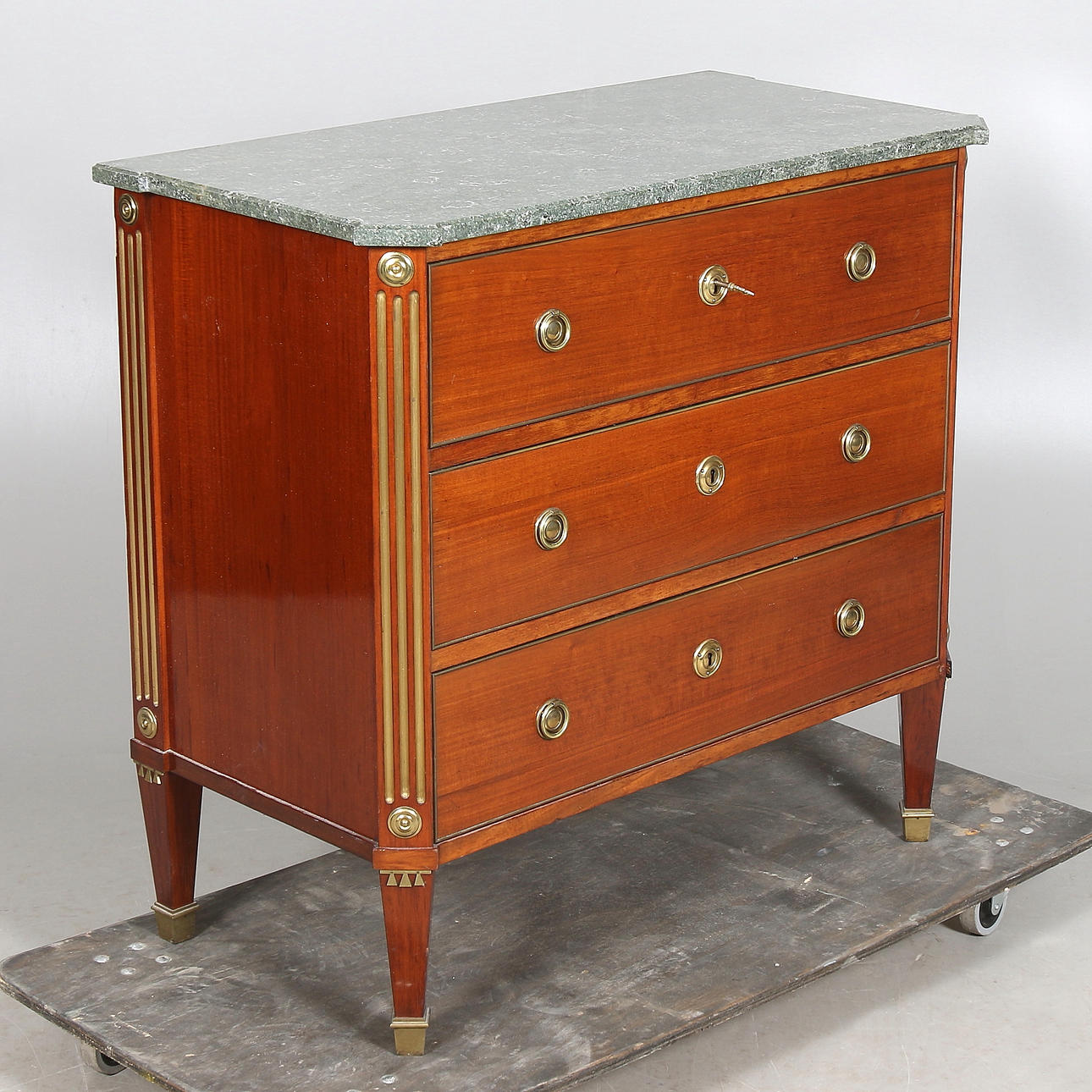 BYRÅ, mahognyfanér och marmor, Gustaviansk stil, 1900-talets första hälft.