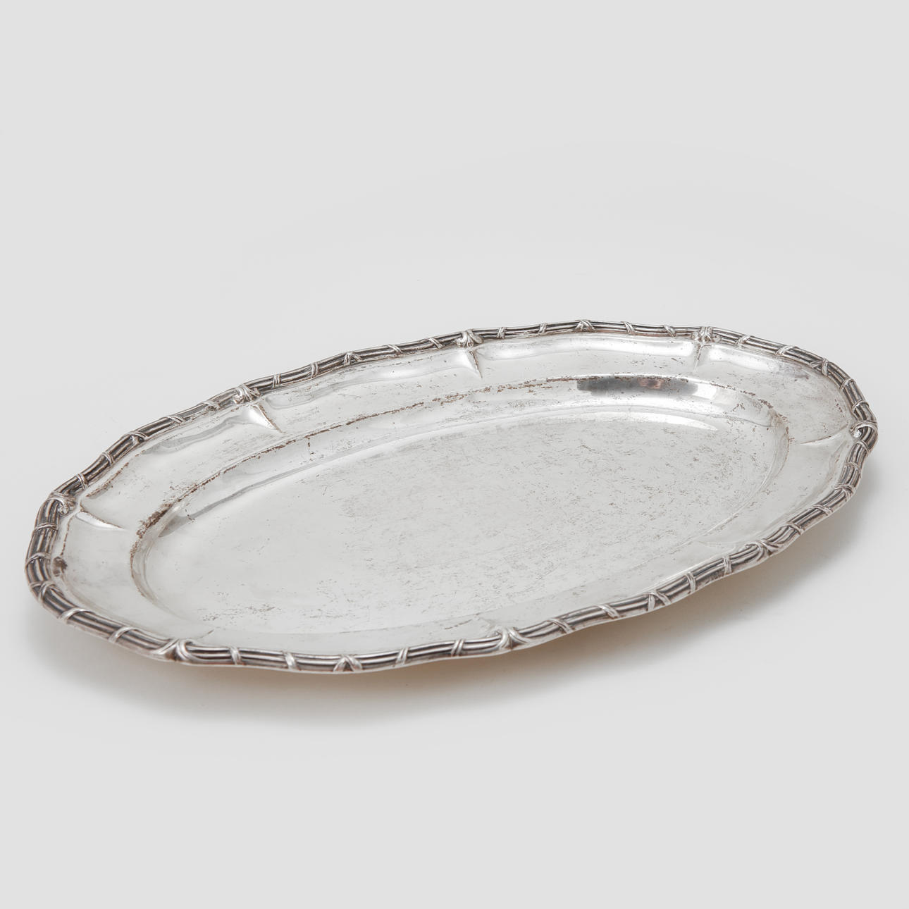 A silver platter, GAB 1919, weight approx. 850 grams.