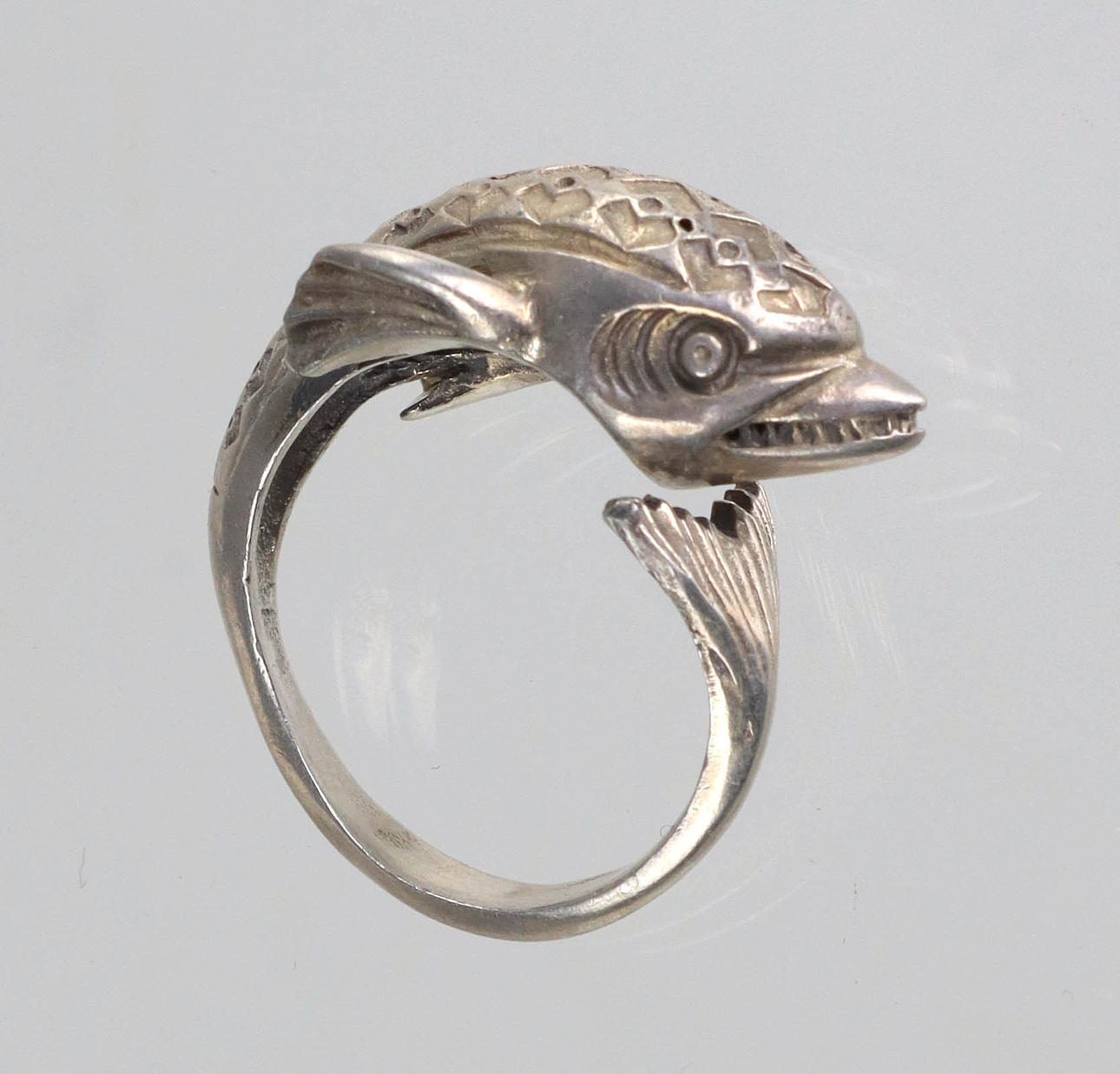 ANILLO CON FORMA DE DELFÍN, PLATA 925.