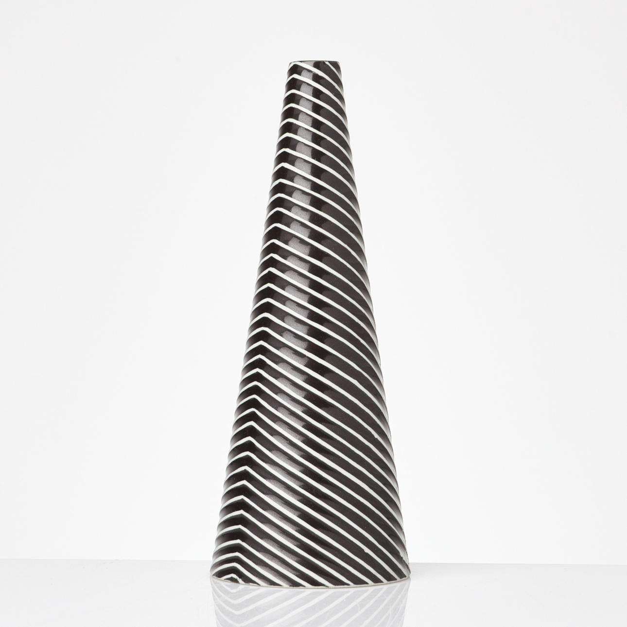 STIG LINDBERG. Vase, „Domino“, Gustavsberg.