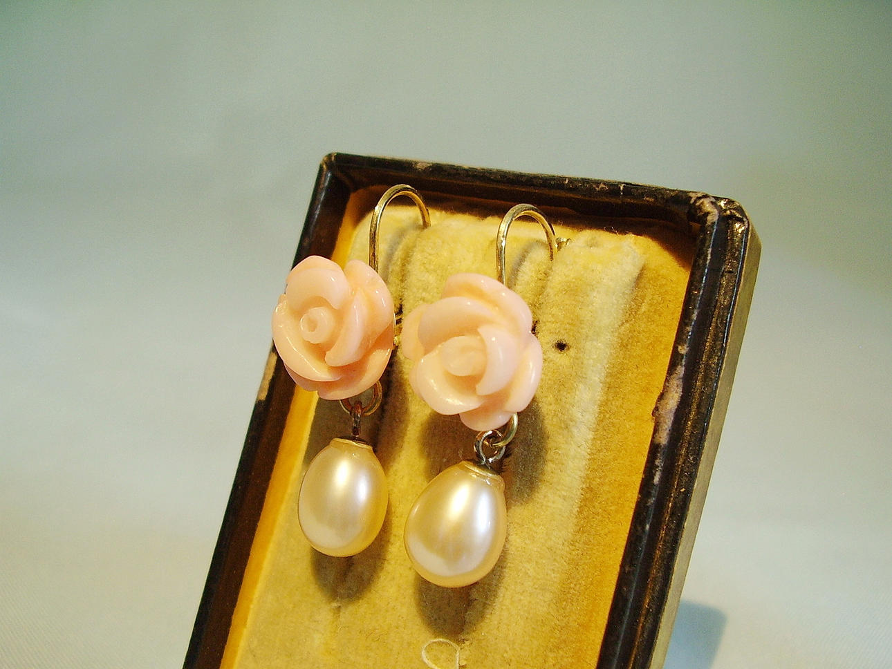 KORALL PÄRLÖRHÄNGEN handskuren korall och äkta pärlor.