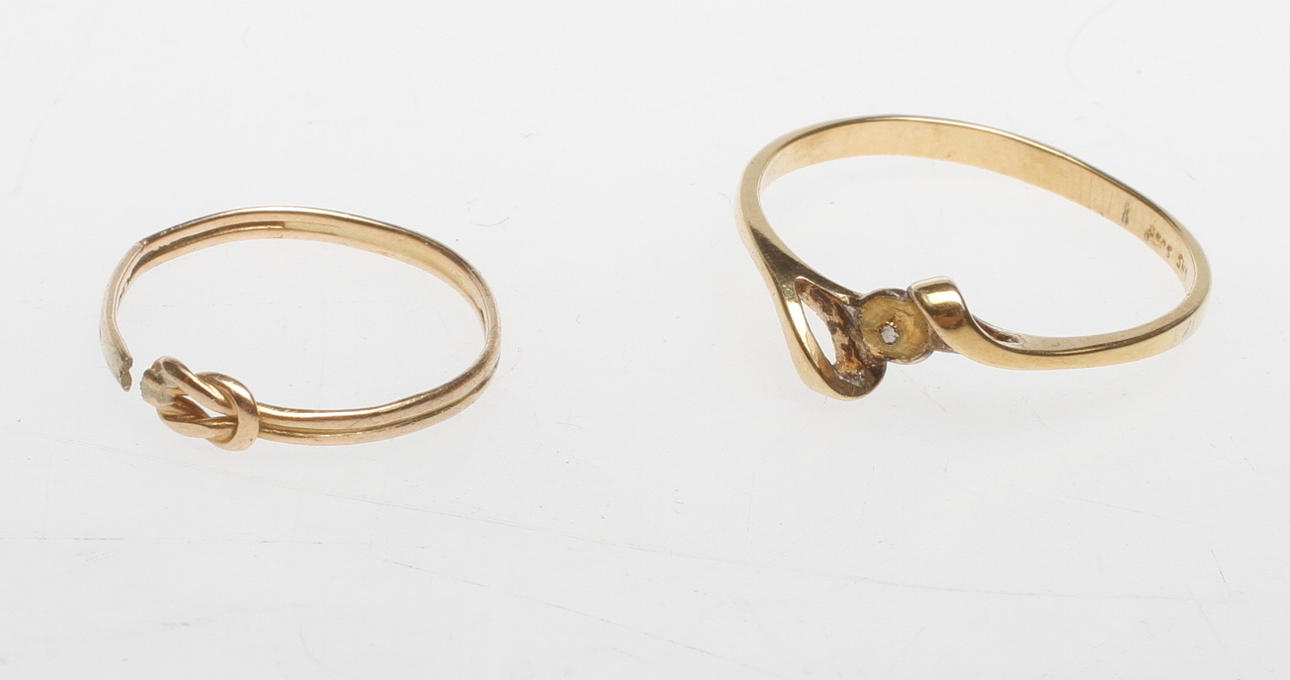 RING, 18 Karat Gold, Gewicht ca. 1 gr+SILBERRING.