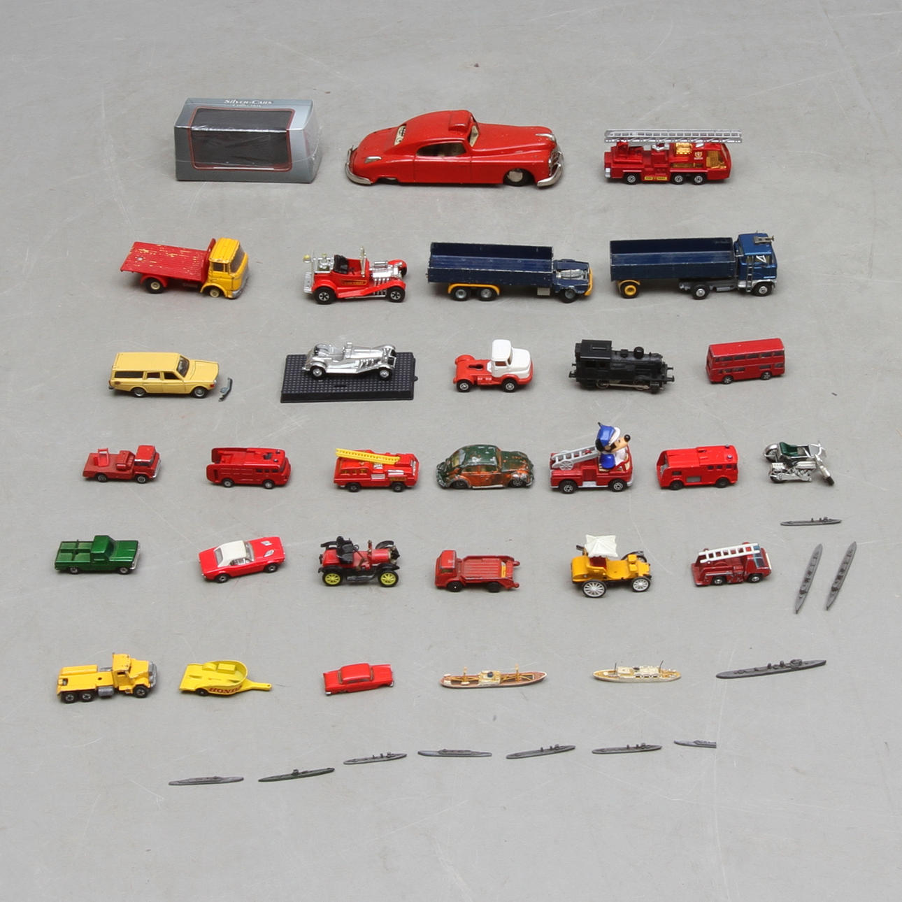 LEKSAKER. Parti med mest bilar. Corgi, Lesney, Dinky med flera. Arnold Candidat. Ånglok och båtar.