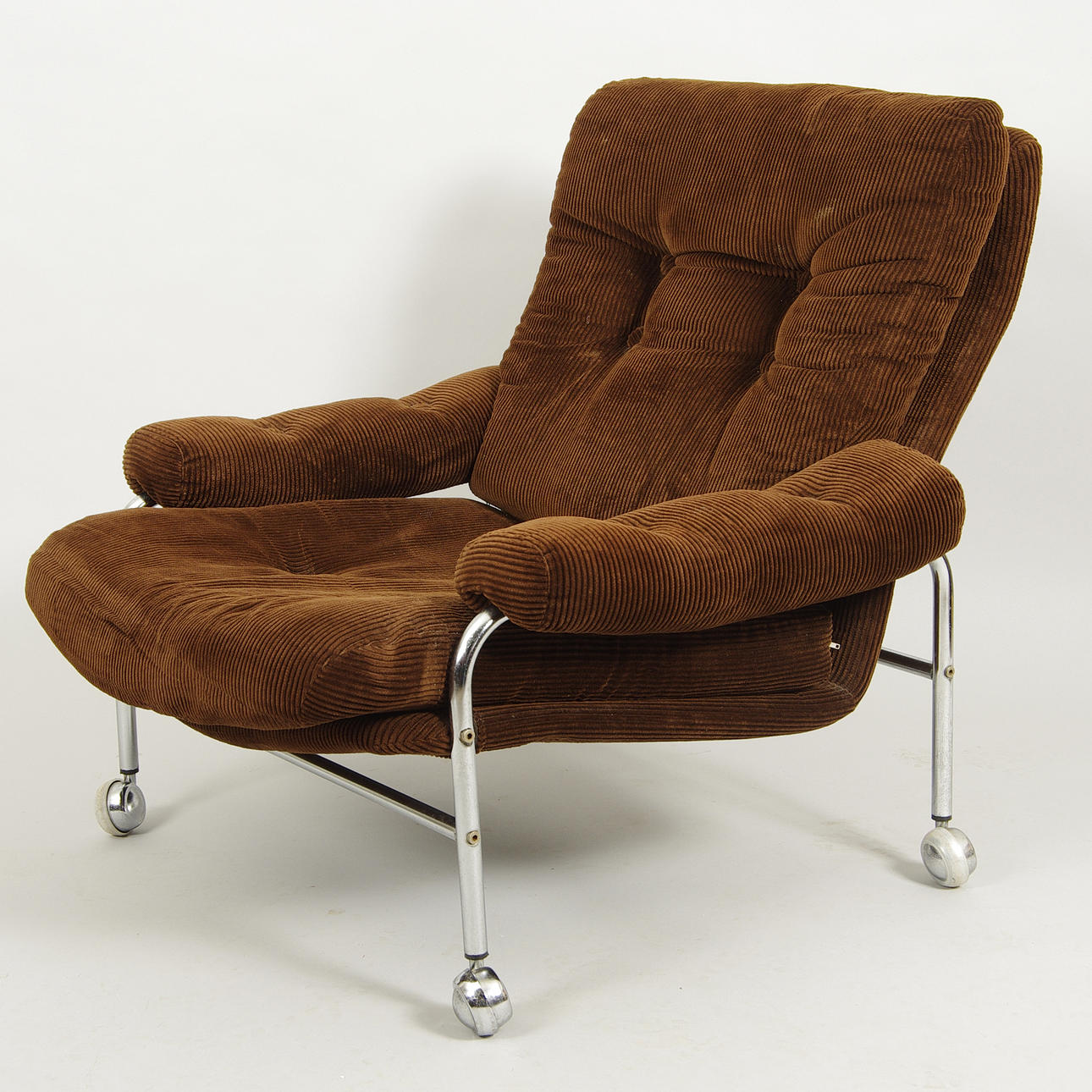 FÅTÖLJ, brun klädsel med kromunderrede.