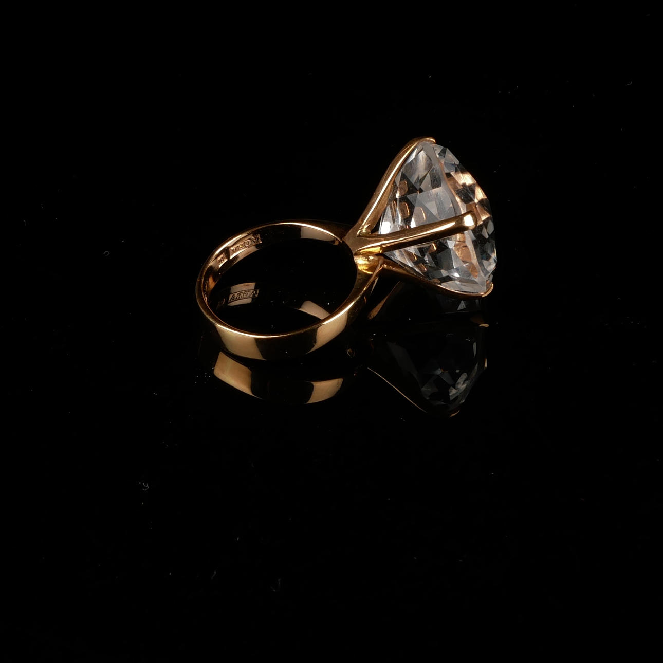 RING, 18 K Gold mit großem Bergkristall.