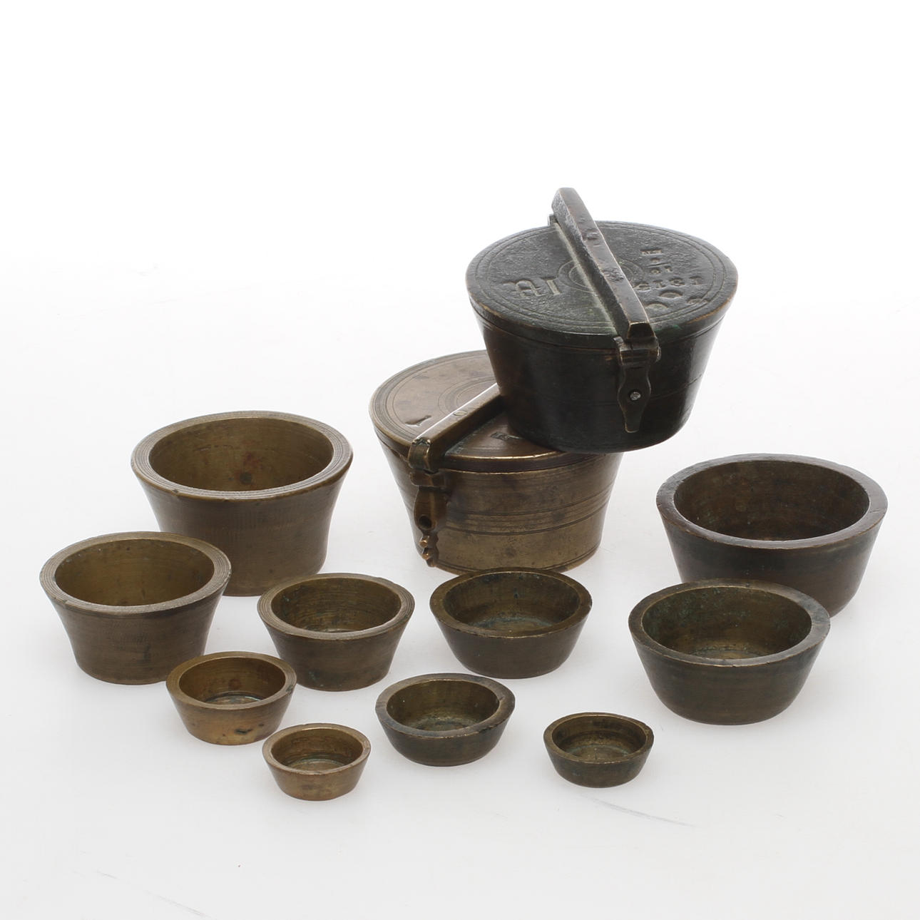 VIKTSATSER 2 st, mässing, daterade 1803 respektive 1813.