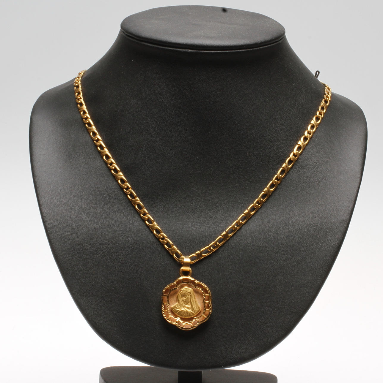 HALSKEDJA SAMT HÄNGE, 21k guld, vikt ca 34,5 gr.