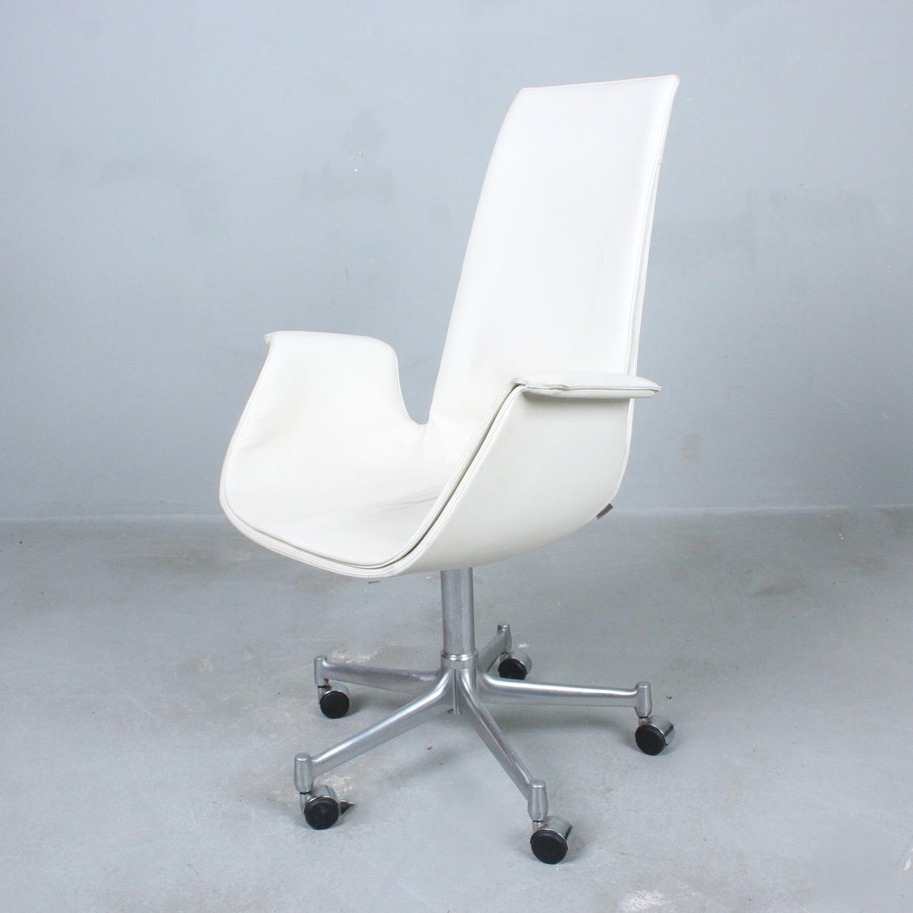 FABRICIUS. JØRGEN KASTHOLM & PREBEN FABRICIUS. for WALTER KNOLL. Swivel chair/bucket chair, model 'FK Bucket Chair'.