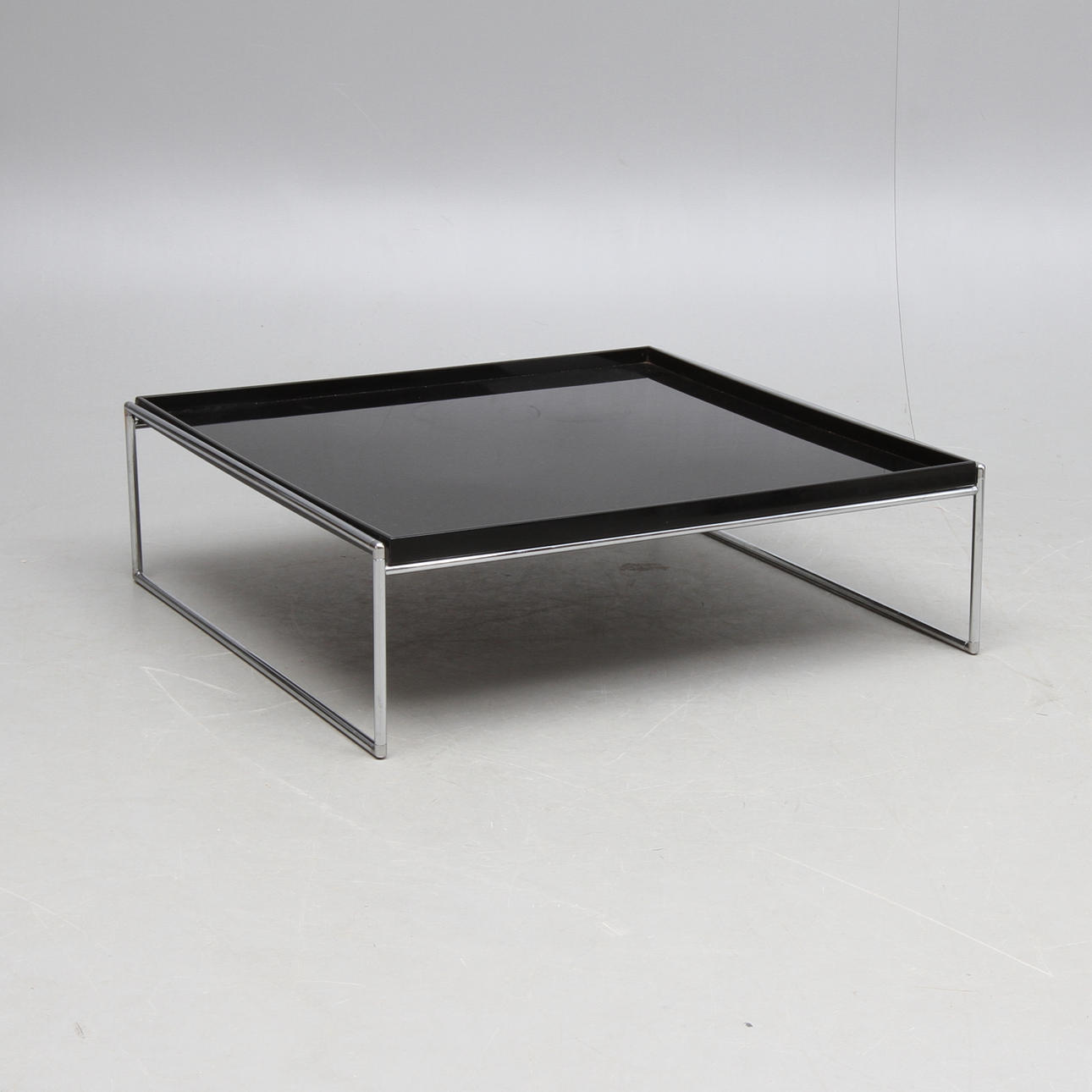 SOFFBORD, plast och krom, "Tray", Piero Lissoni, Kartell, Italien.