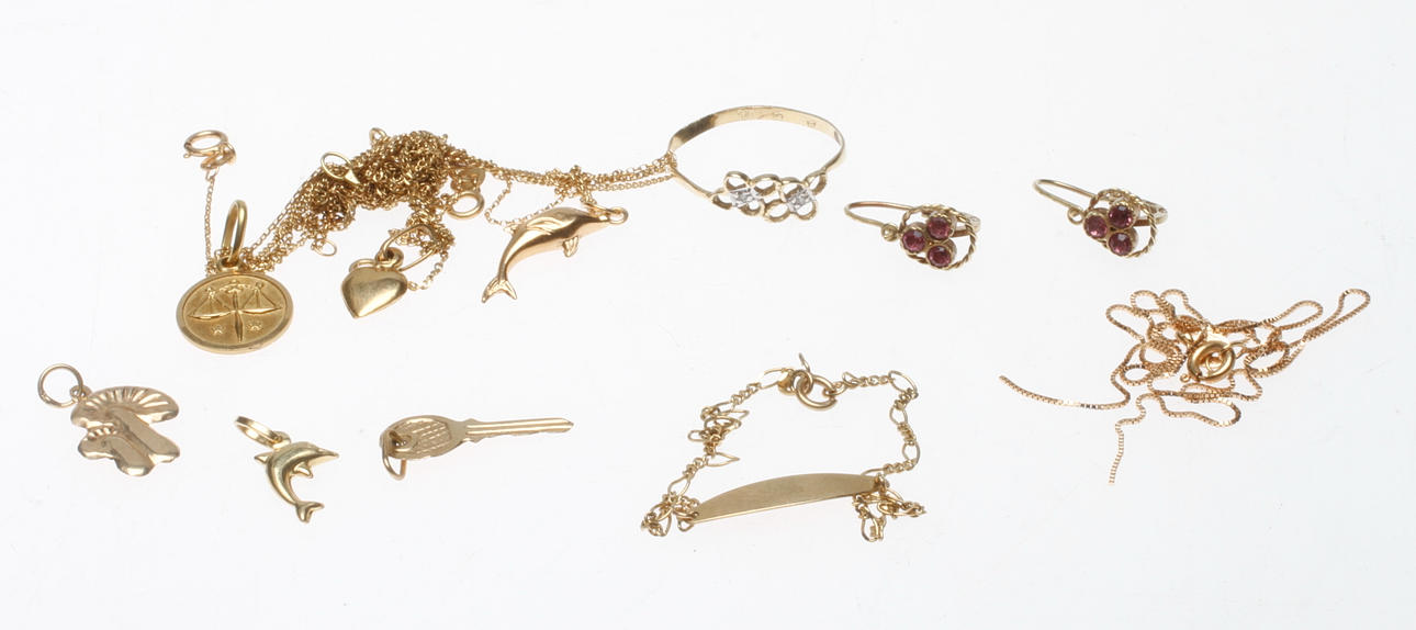 SKROTGULD, 14-18k guld, vikt ca 11,2 gr.