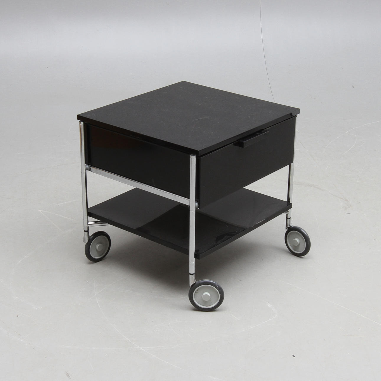 HURTS, krom och plast, "Mobil", Antonio Citterio, Kartell, Italien.