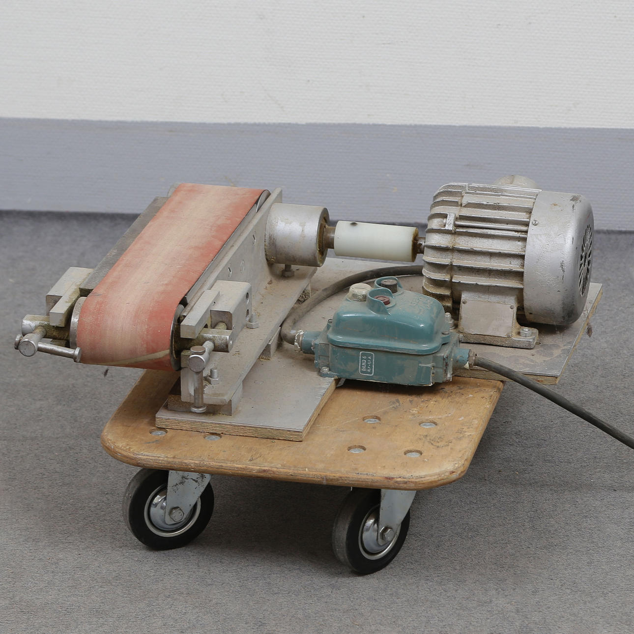 BELT SANDER, THREE-PHASE.