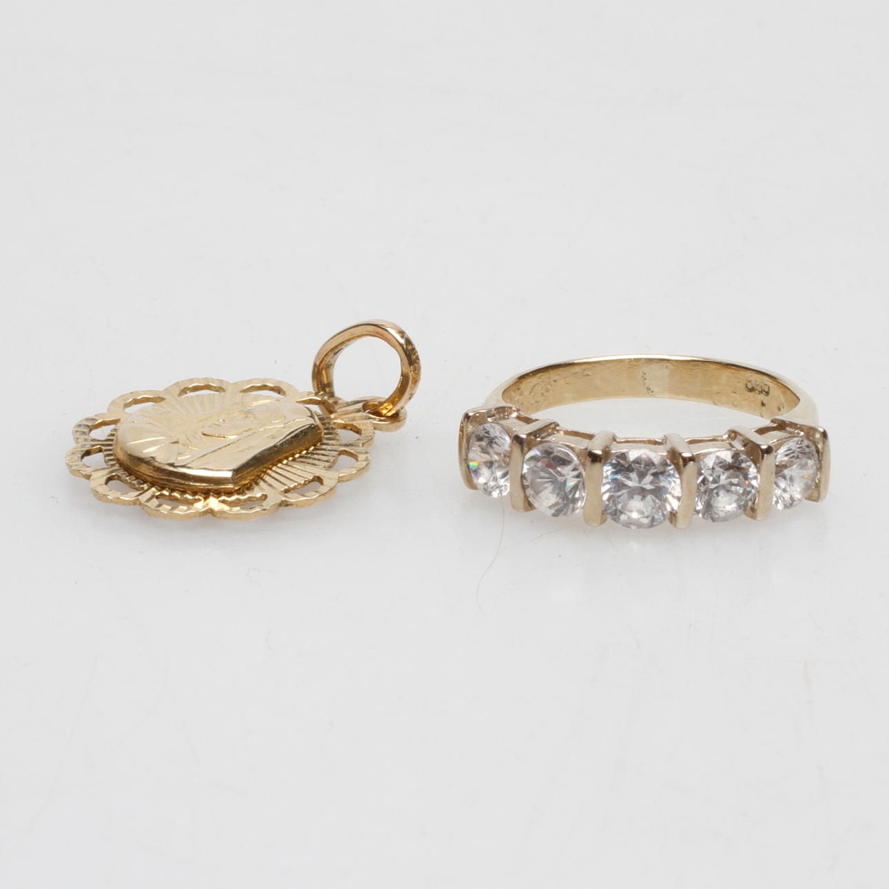 RING MED STENAR SAMT ETT HÄNGE, 14k guld, total vikt ca 6,4 gr.