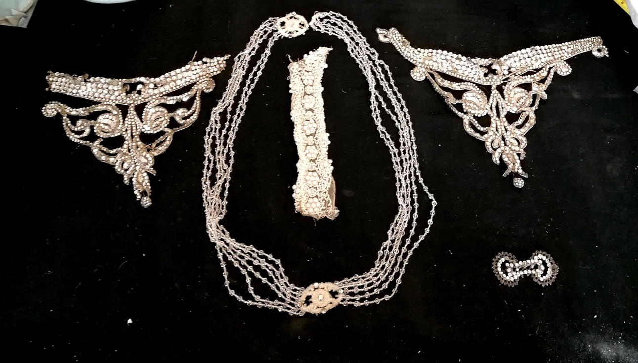 ANTIKKE PERLEDEKORATIONER OG PERLEHALSKÆDE.