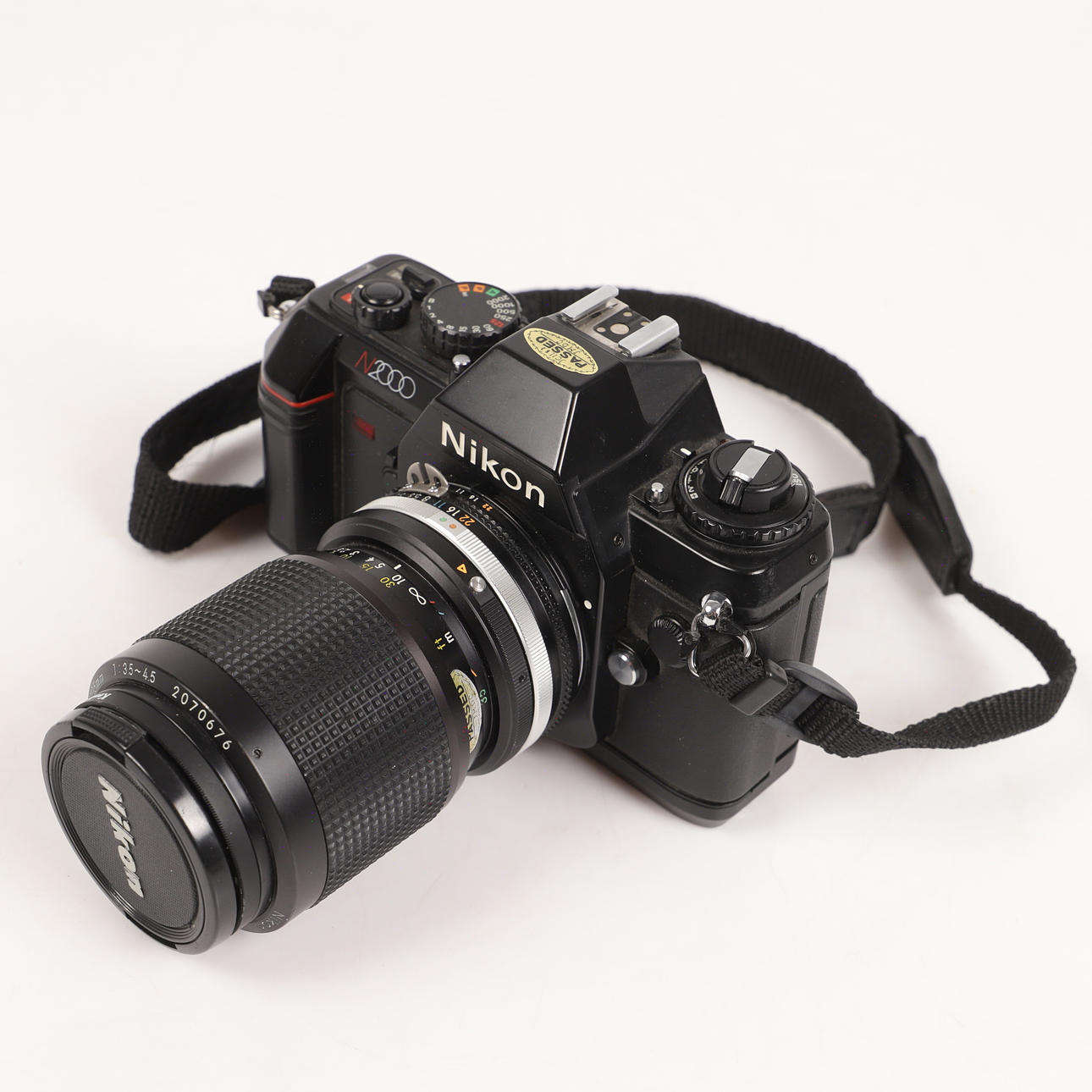 Kamera, malli N2000, Nikon, Japani.