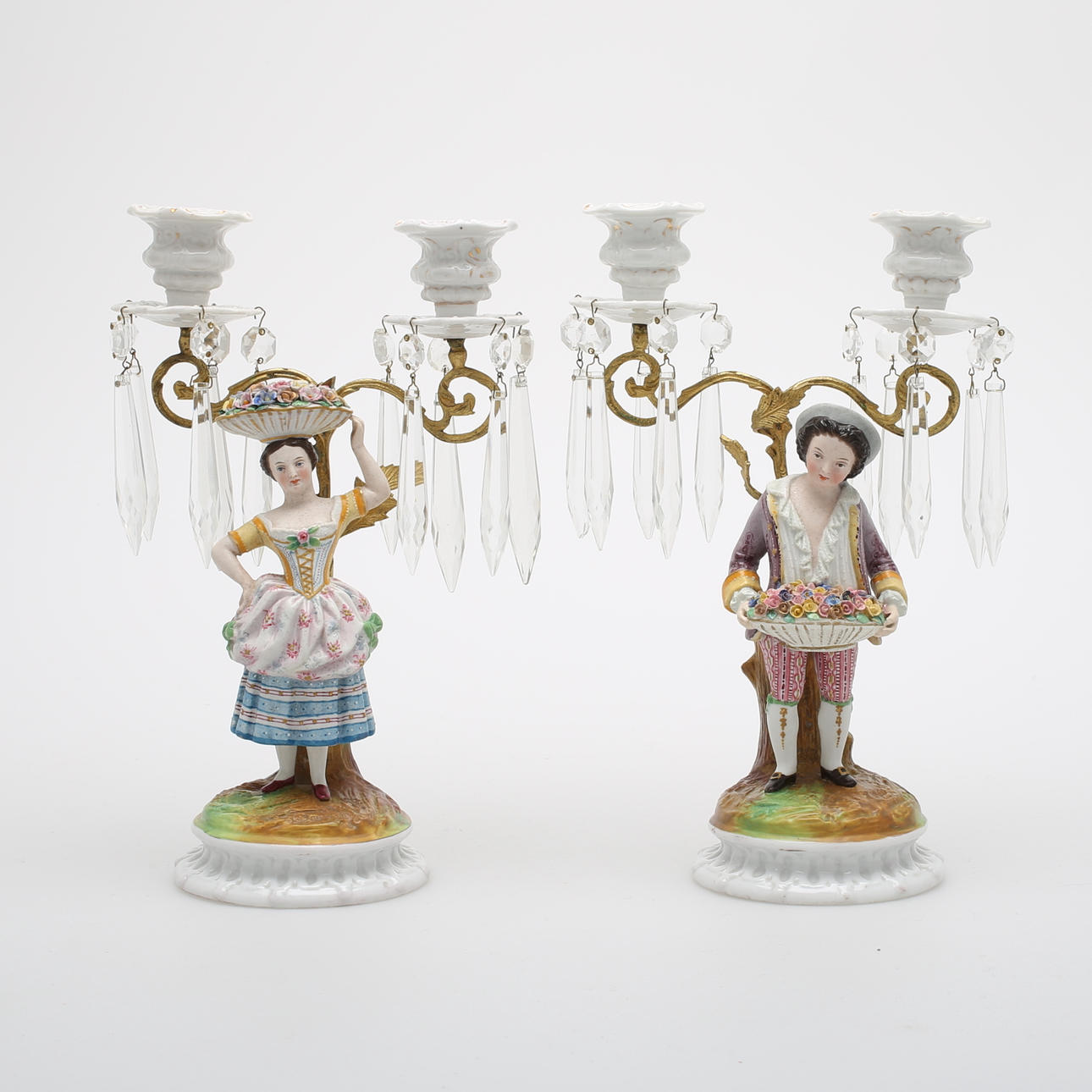 LJUSSTAKAR, ett par, porslin och metall med prismor, 1800-tal.