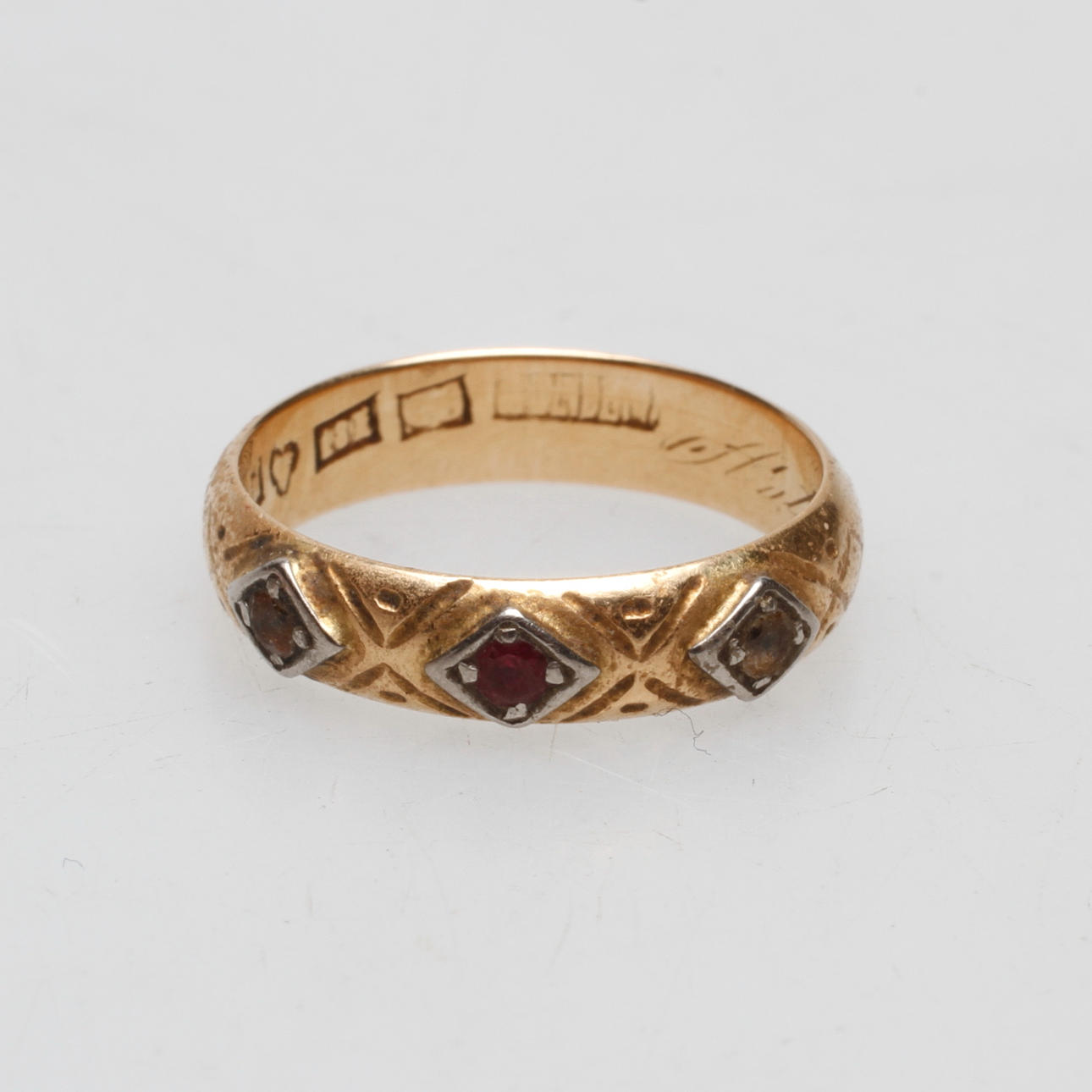 RING MED STENAR, 18k guld, vikt ca 3,6 gr.