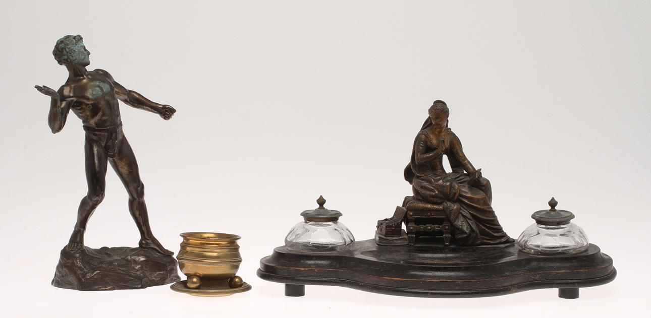 SKRIVBORDSUPPSATS, SKULPTUR samt VIRAPULANG.180071900-tal.