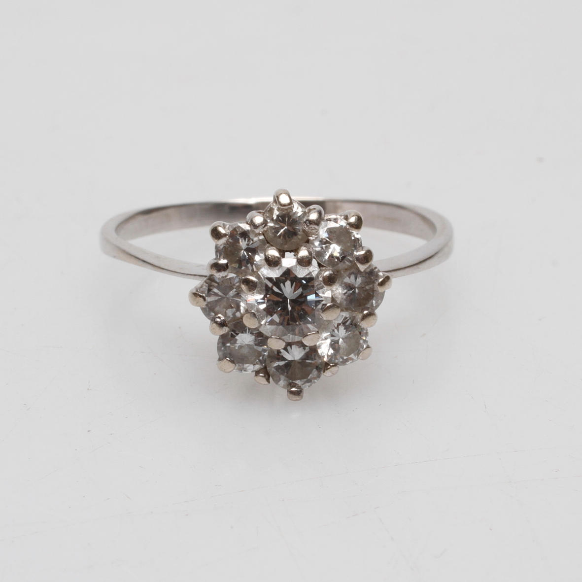 ROSETTRING MED DIAMANTER TOTALT CA 1 CT, 18k vitguld, total vikt ca 2,6 gr.
