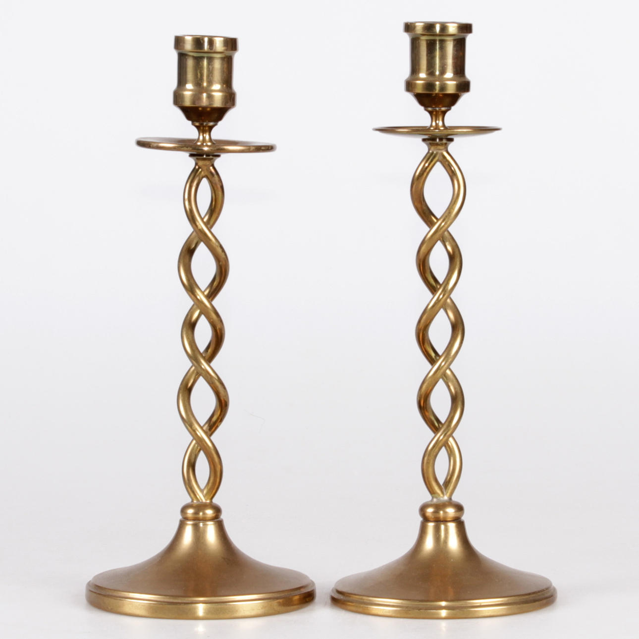 LJUSSTAKAR, 2 st. Mässing, Gottfrid Carlsson, Eskilstuna, 1900-talets första hälft.