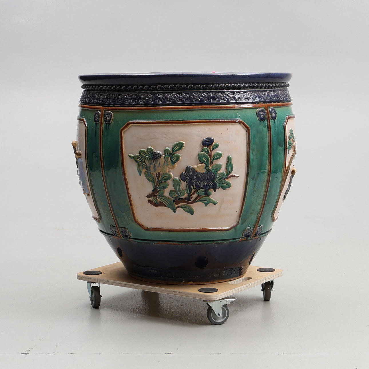 GARDEN URN. Chinese style.