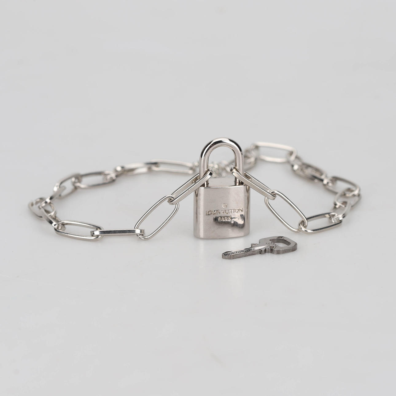 Collar de cadena LOUIS VUITTON con candado, acero.