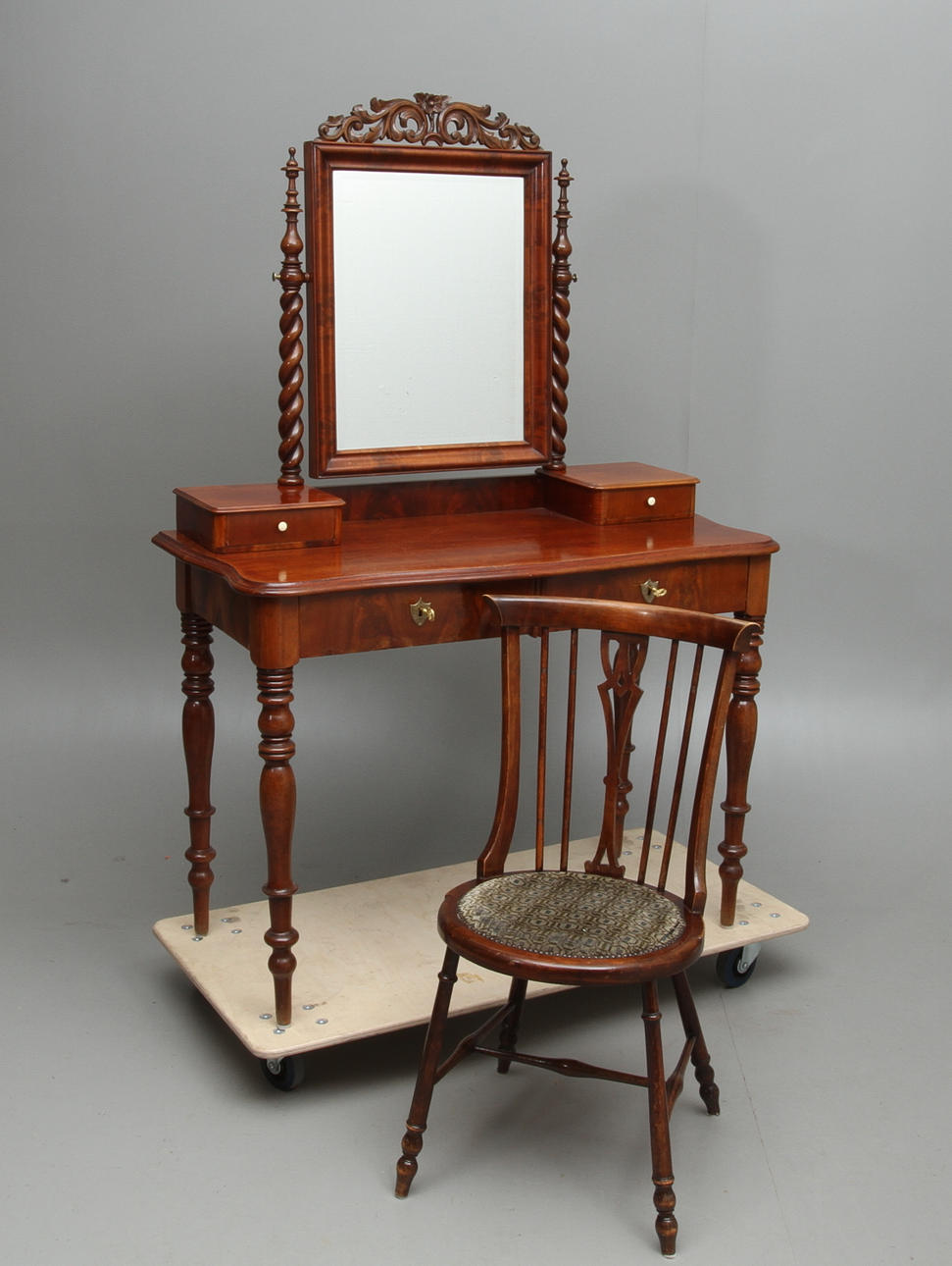 TOALETTBORD, 1800-talets mitt, samt stol England.