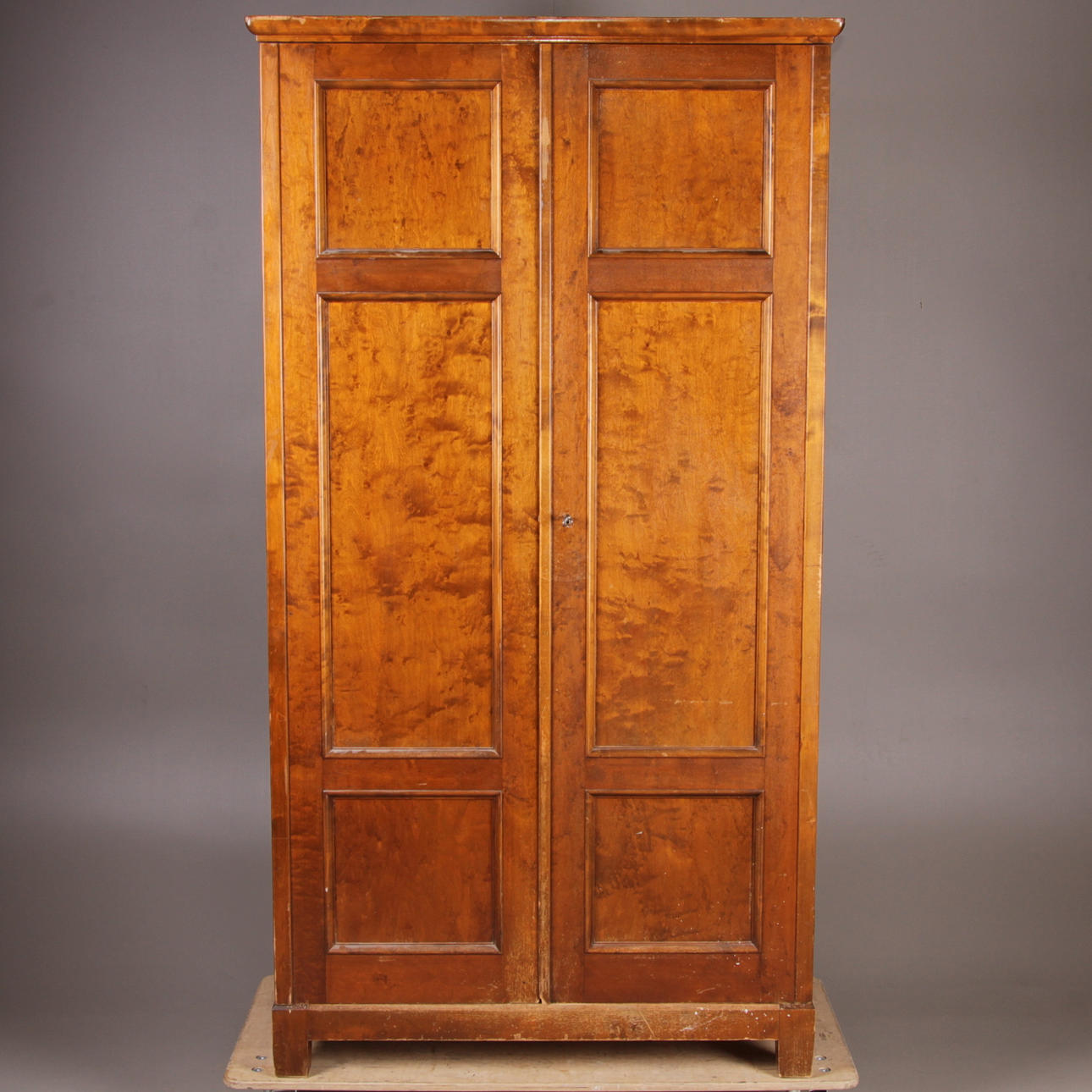 KLÄDSKÅP, bonad björk, 1900-talets mitt.