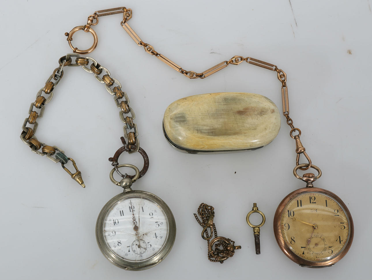 FICKUR OCH SNUSDOSA, bland annat silver, 3 delar, 1900-talets första kvartal.