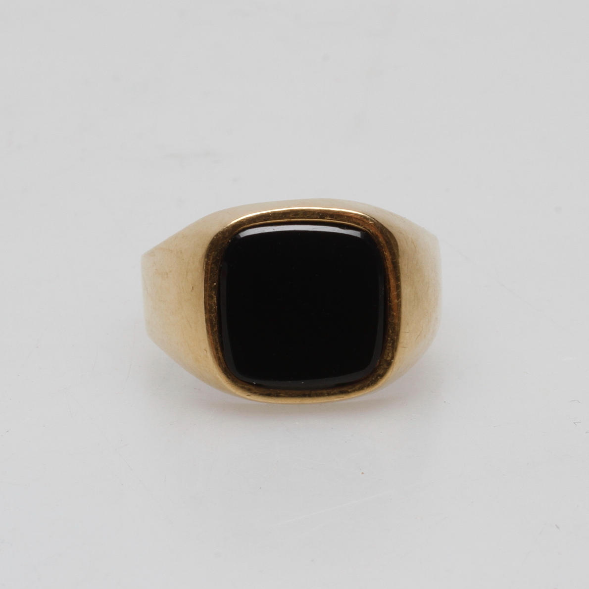 KLACKRING MED SVART STEN, 18k guld, total vikt ca 4,9 gr.