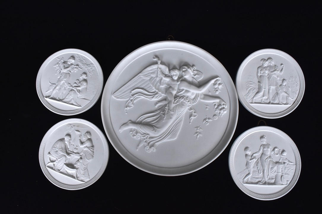 VÄGGRELIEFER, 5 st, porslin, 1900-tal.