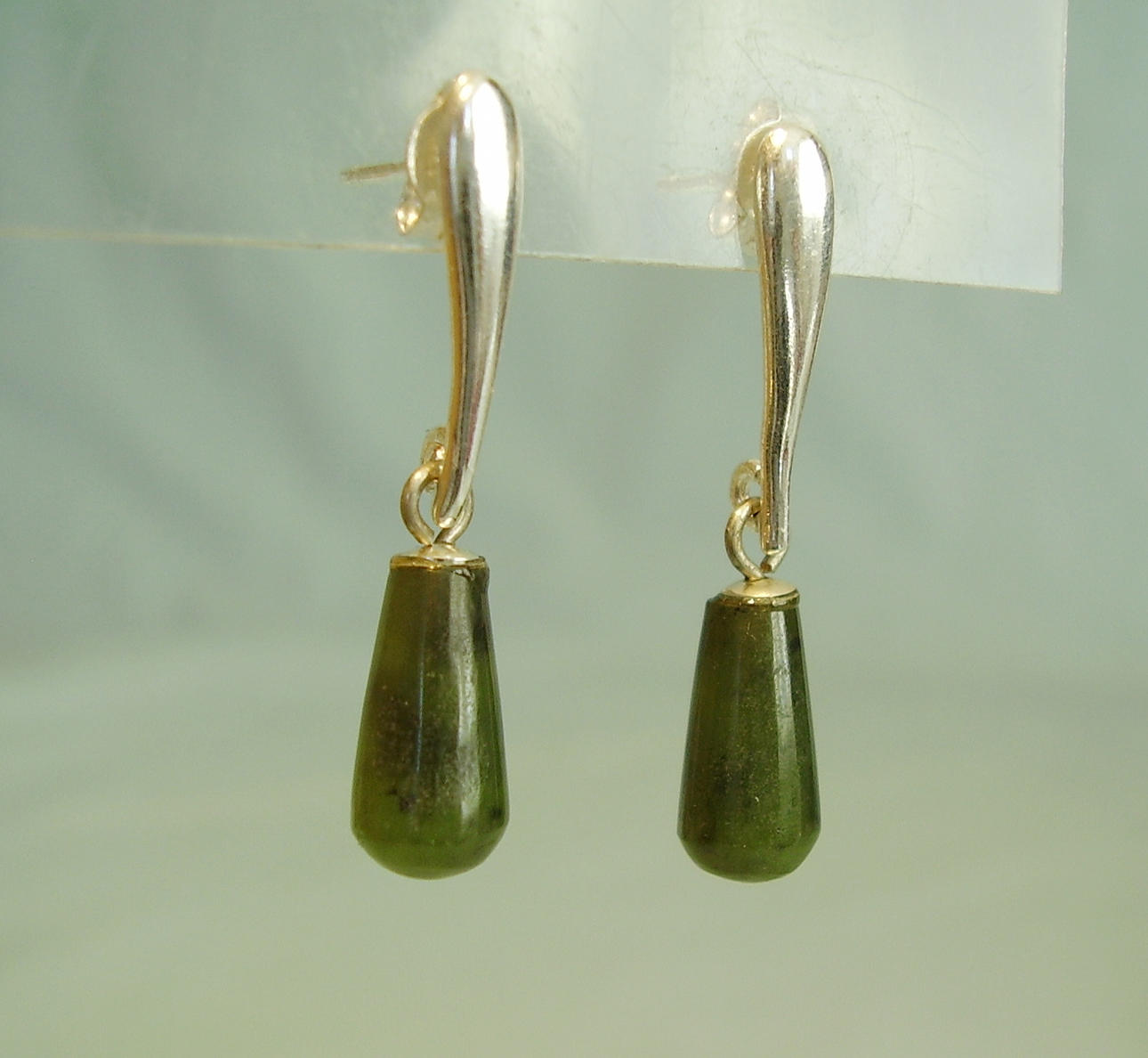 ÖRHÄNGEN MED JADE DROPS handgjorda i 925 silver.