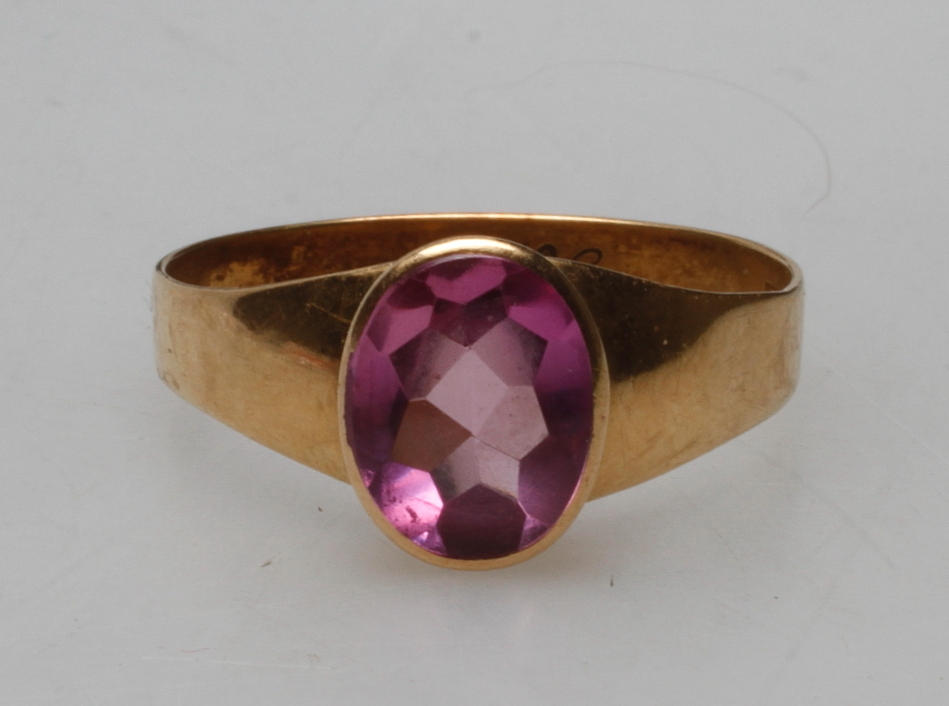 RING MED ROSA STEN, 18k guld, total vikt ca 3,6 gr.