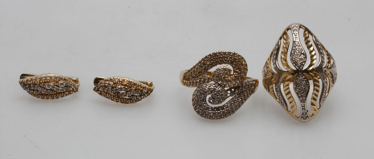 RINGAR, 2 st samt ETT PAR ÖRHÄNGEN, 14k guld, vikt ca 9,4 gr.