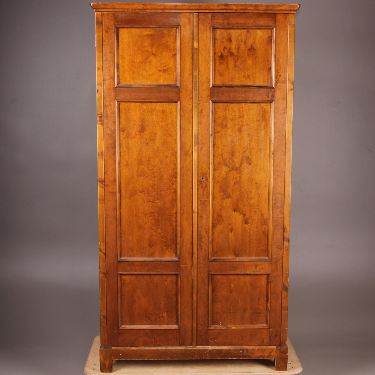 KLÄDSKÅP, bonad björk, 1900-talets mitt.