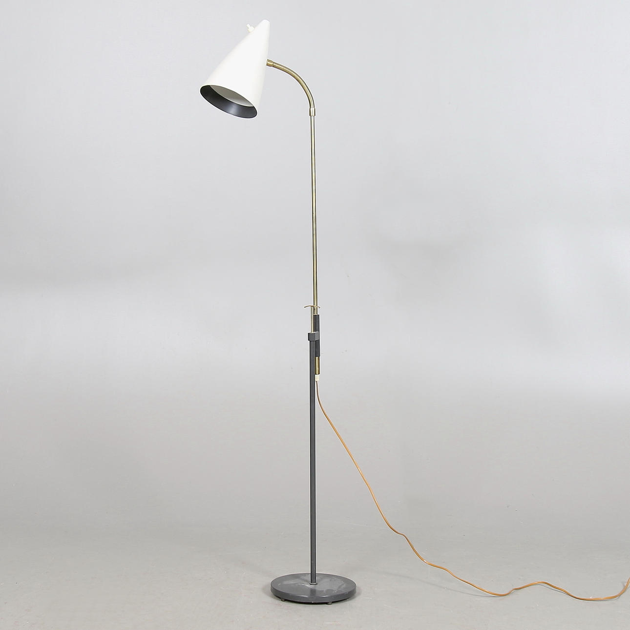 GOLVLAMPA, plåt och mässing, Falkenbergs belysning, 1900-talets mitt.