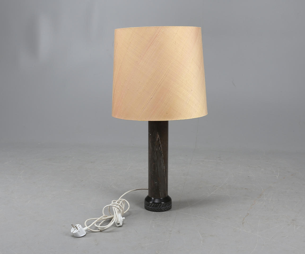 BORDSLAMPA, sten, signerad Kåre J, Öland, 19/2000-tal.