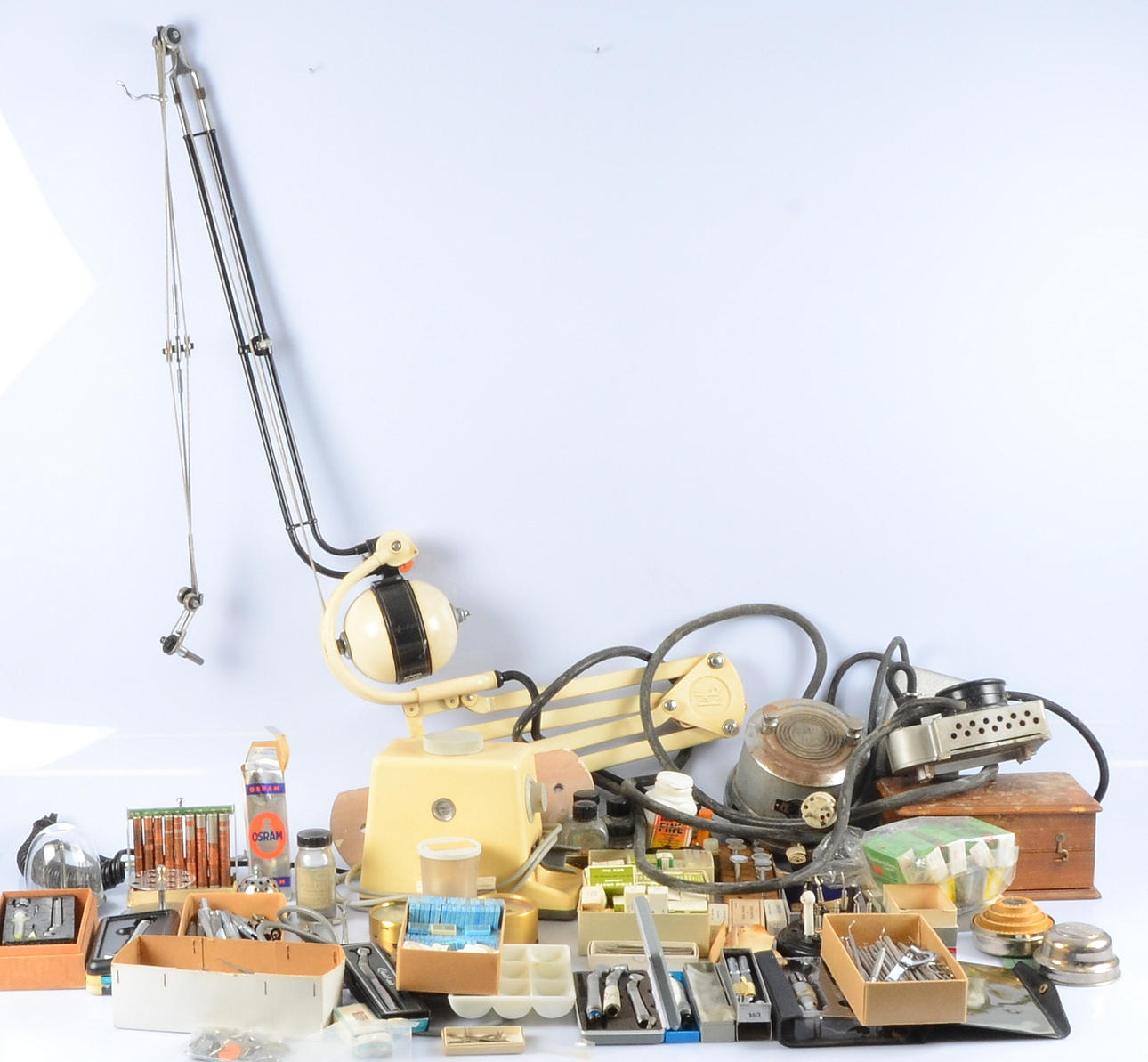 STORT PARTI ÄLDRE TANDLÄKARUTRUSTNING.