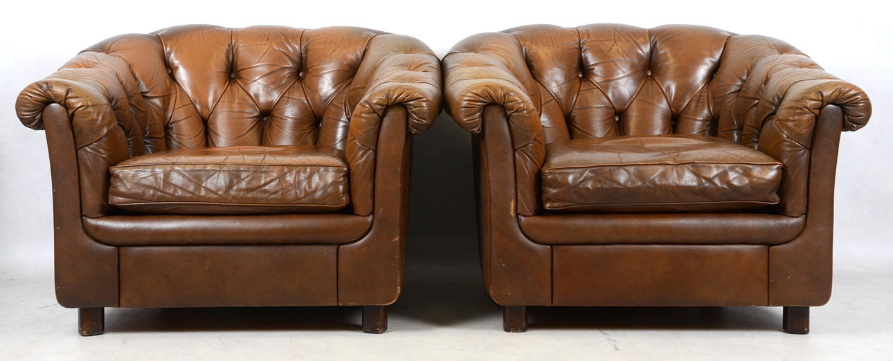 FÅTÖLJER, ett par, Chesterfield-modell, skinn, 1900-talets andra hälft.
