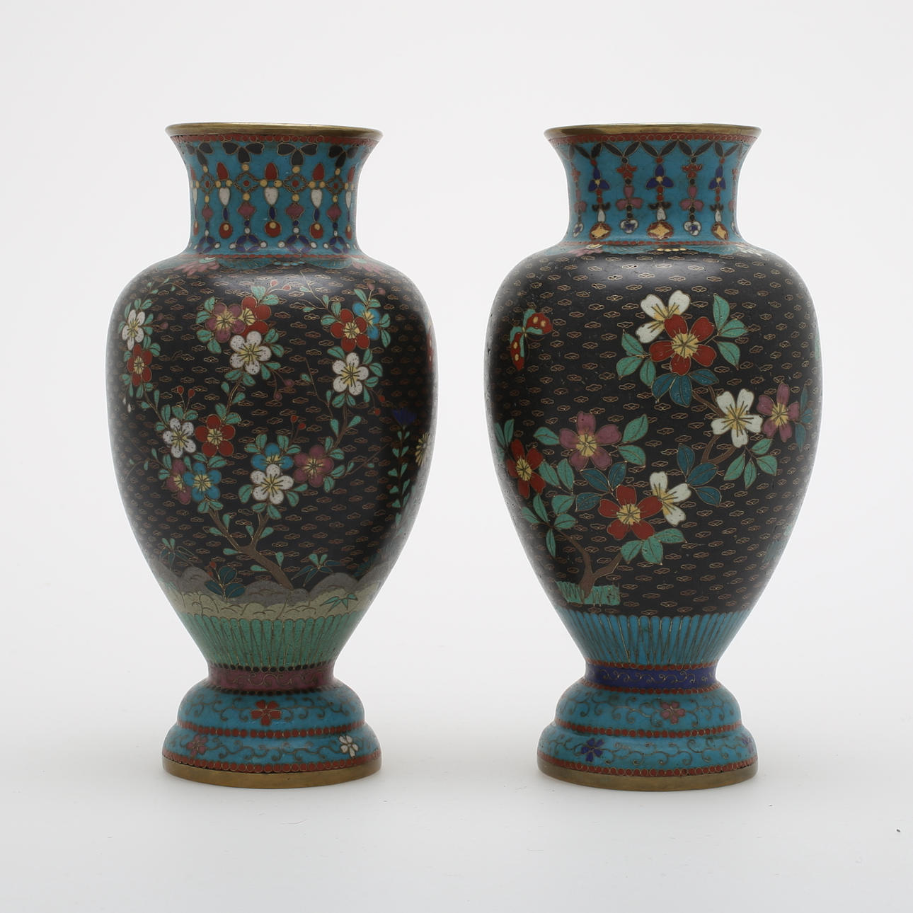 VASER, ett par, metall, cloisonné.