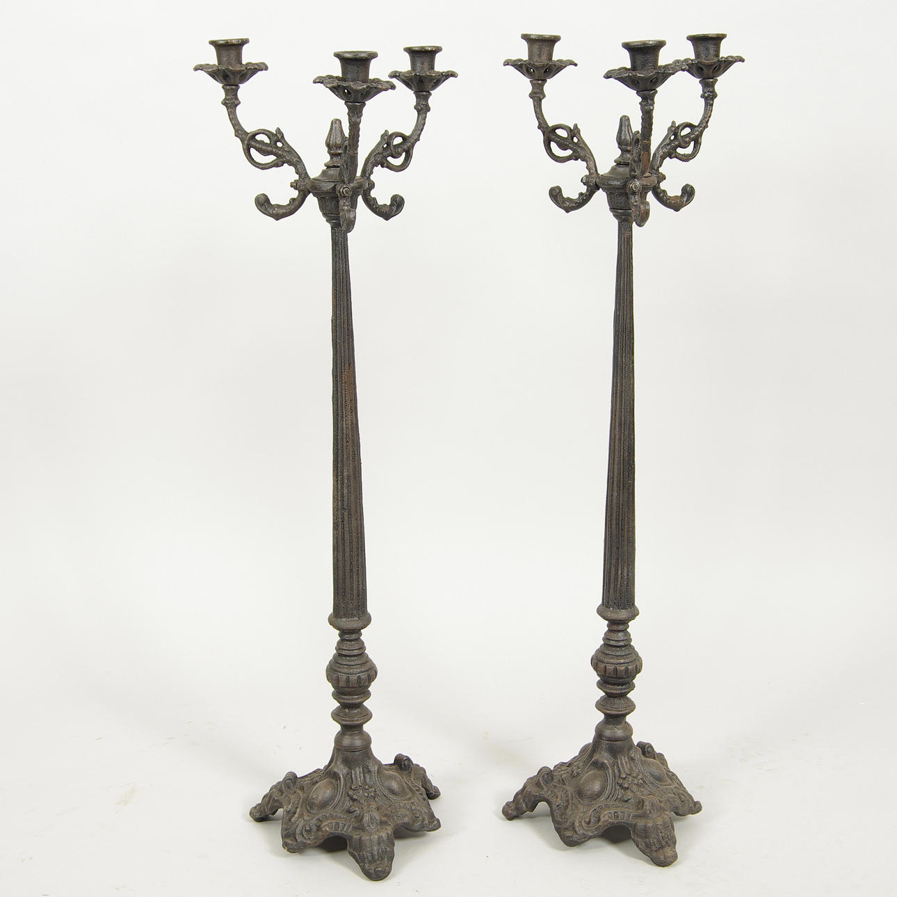 KANDELABRAR, 1 par 3-armade, gjutjärn, samtida.