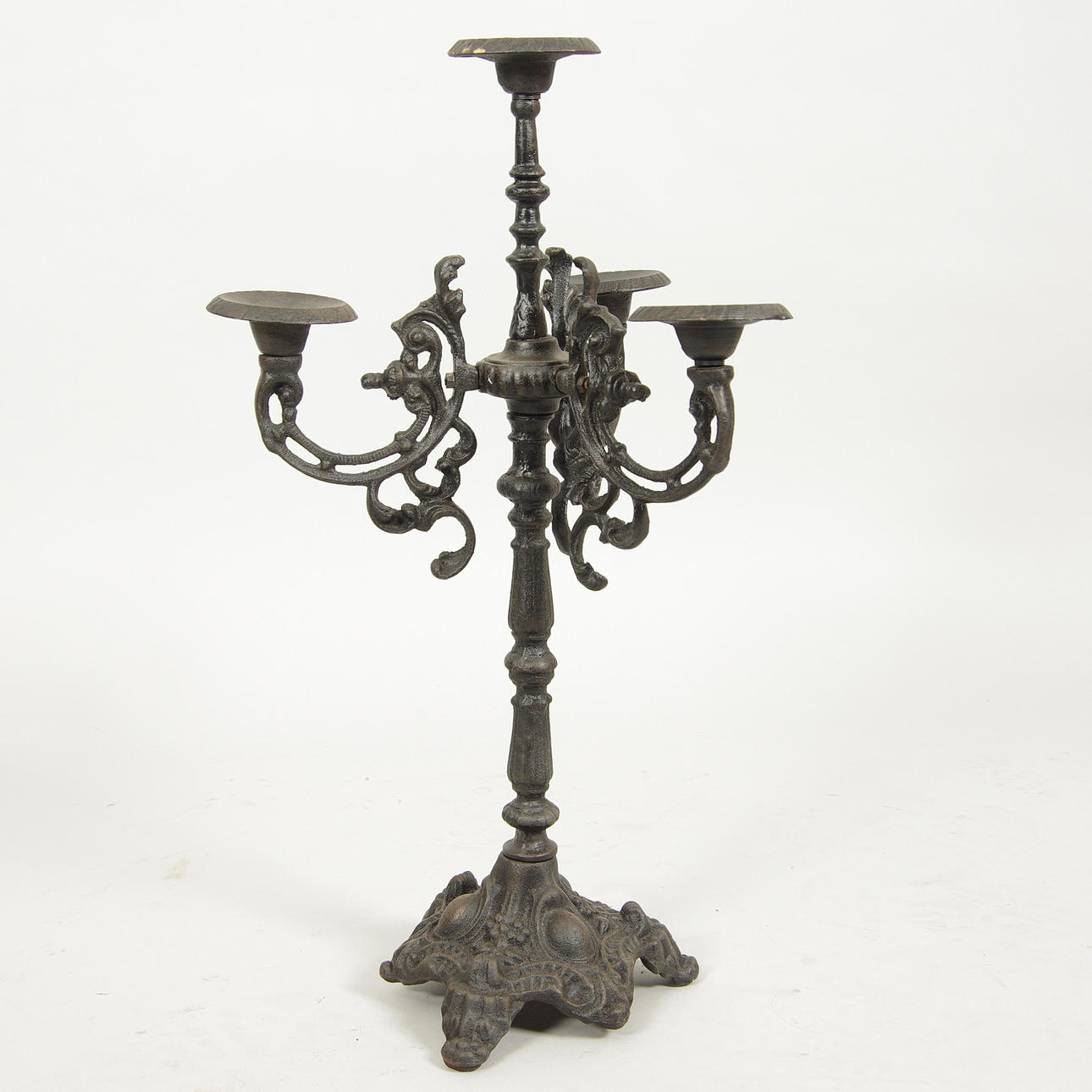 KANDELABER för 4 ljus, gjutjärn, samtida.