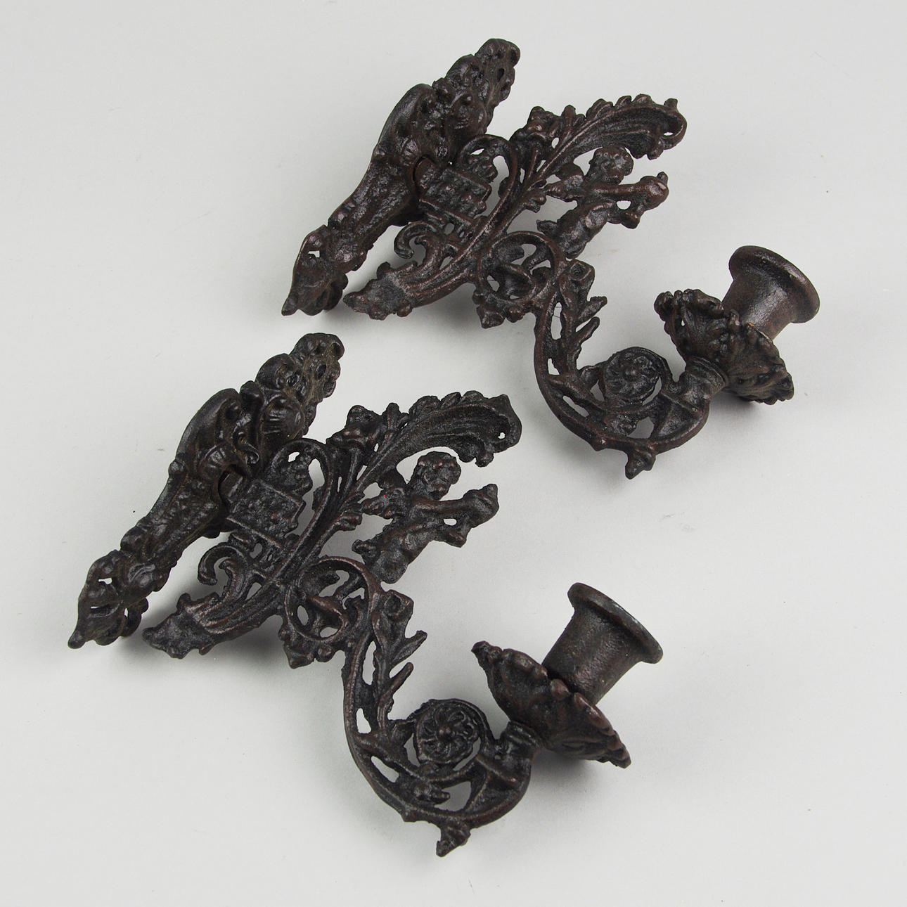 VÄGGLJUSSTAKAR, 1 par, gjutjärn, samtida.