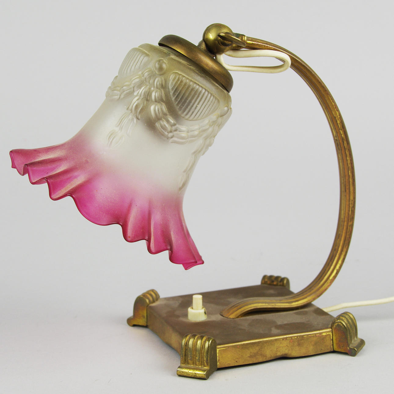 BORDSLAMPA, mässing med veckad glaskupa, jugend.